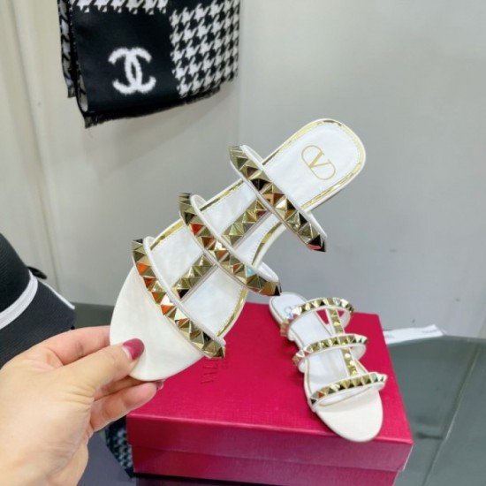 One piece of rivet slippers that are very active in the summer 2022SS VALENTINO Valentino