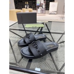 2022SS Check out the trends in spring and summer Men's slippers VALENTINO