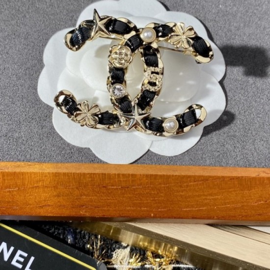 CHANEL Popular brooches for the Spring / Summer 2022 season