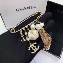 CHANEL 2022 Spring / Summer trend item brooch