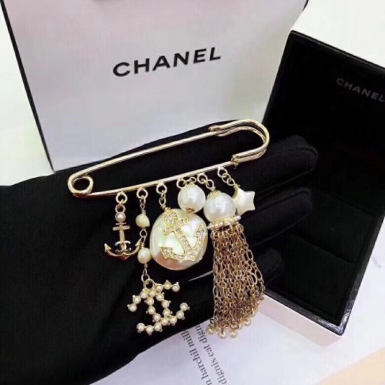 CHANEL 2022 Spring / Summer trend item brooch