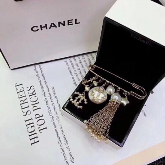 CHANEL 2022 Spring / Summer trend item brooch