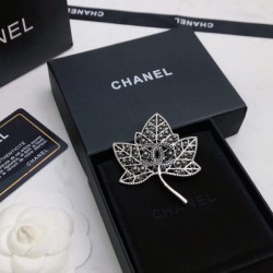 CHANEL 2022 trend fashion brooch