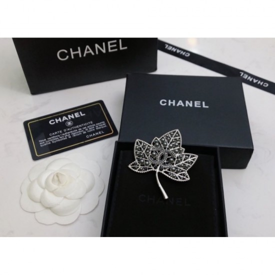 CHANEL 2022 trend fashion brooch