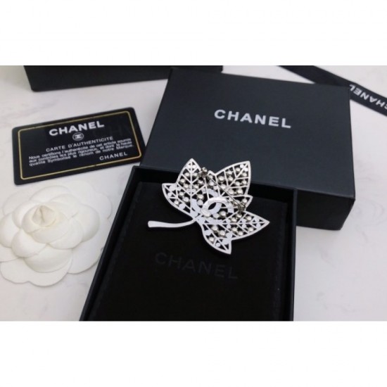 CHANEL 2022 trend fashion brooch