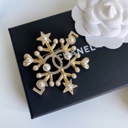 CHANEL 2022ss fashion trend brooch