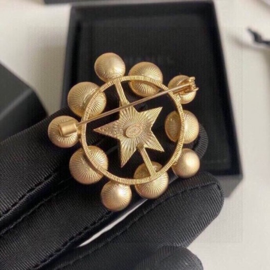 CHANEL 2022 fashionable beauty brooch