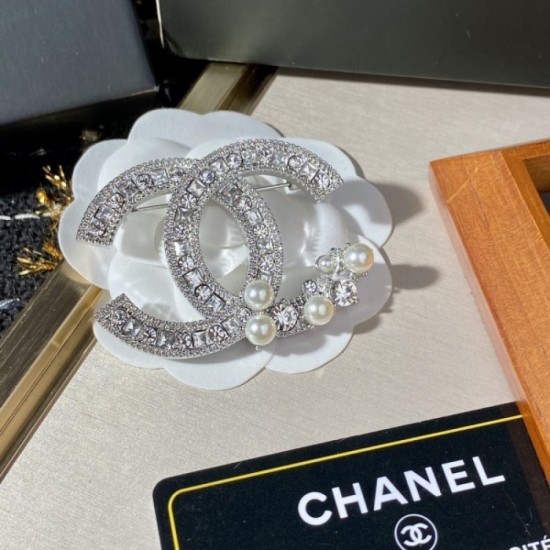 CHANEL 2022 SS trend protagonist brooch