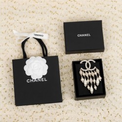 CHANEL Spring / Summer 22 trendy items in advance brooch