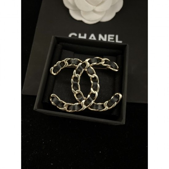 CHANEL 2022 Spring / Summer fashionable brooch