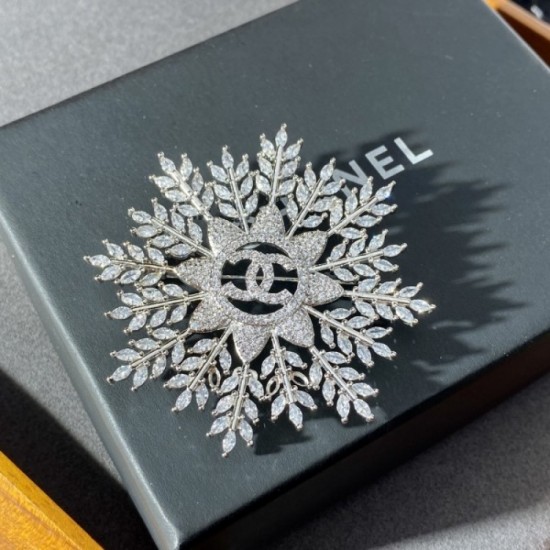 CHANEL The most brooch for Spring / Summer 2022 fashion