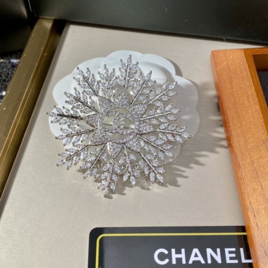 CHANEL The most brooch for Spring / Summer 2022 fashion