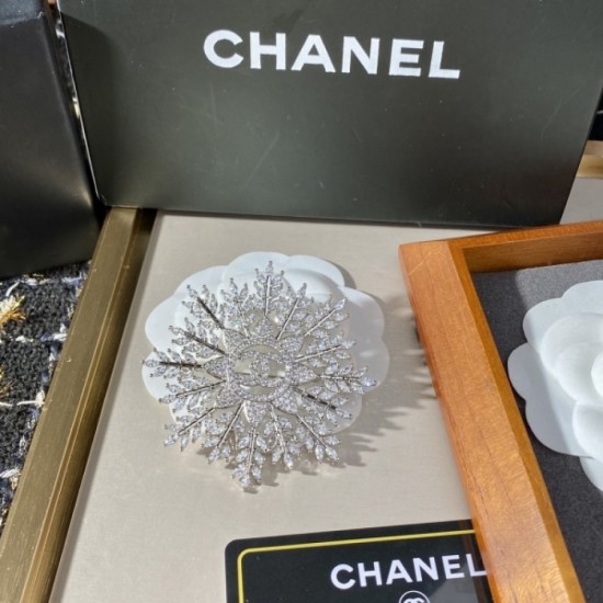 CHANEL The most brooch for Spring / Summer 2022 fashion