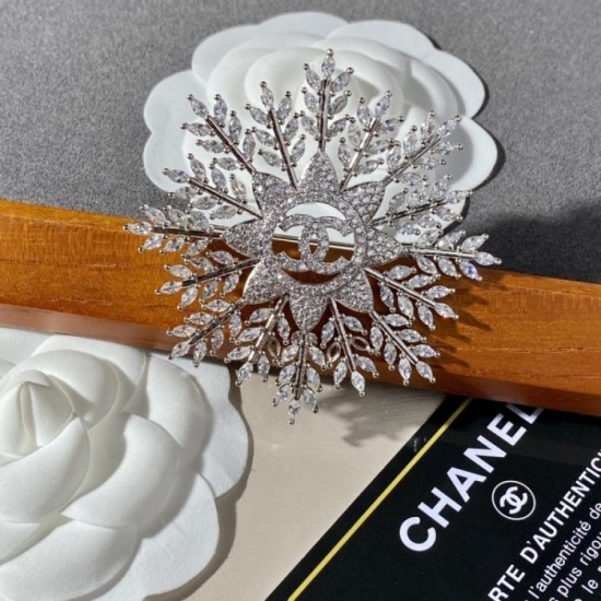 CHANEL The most brooch for Spring / Summer 2022 fashion