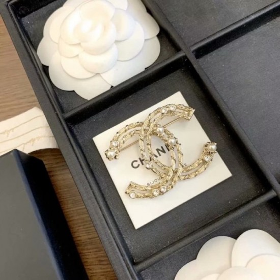 CHANEL 2022 More and more popular brooches