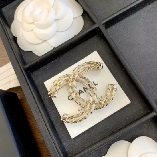 CHANEL 2022 More and more popular brooches