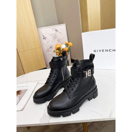 2022AW Boots Transformed into a beautiful outfit GIVENCHY Givenchy