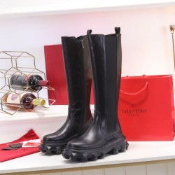 There is no doubt that it will be a big success this year as well. Long boots 2022SS VALENTINO Valentino